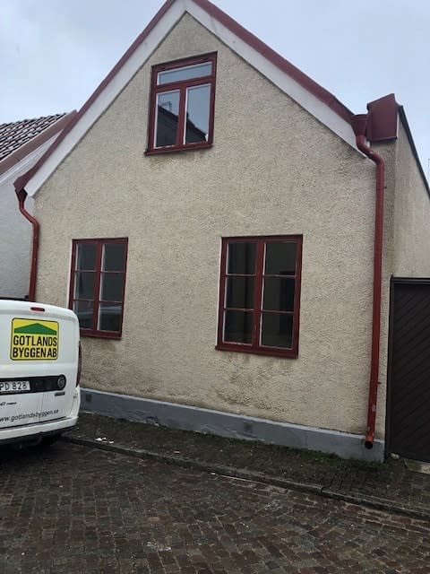 Nu är vi igång med en totalrenovering av ett hus i Visby innerstad. 1