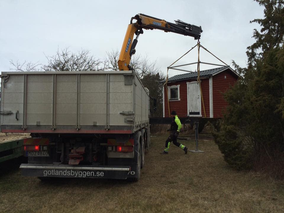 Idag har vi fått hjälp av Brucesson's gräv & entreprenad AB att flytta en ... 1