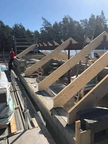Villaprojektet i Ängmans pågår för fullt. Snart är taket oxå på plats 5