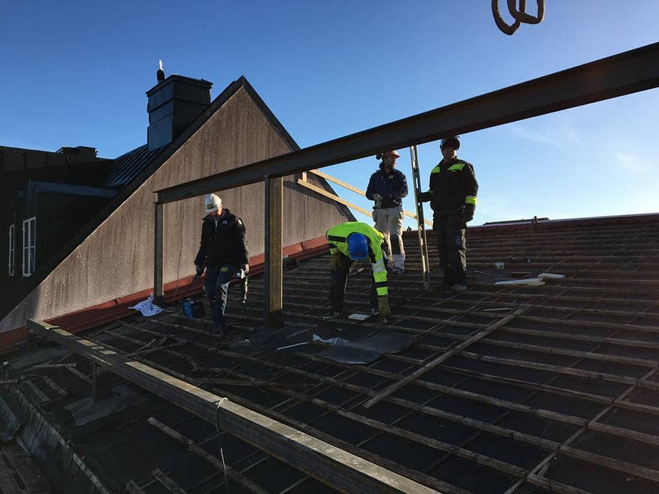 Idag har vi full aktivitet på taket meddelar Platschefen Markus Nyström. Stålp... 4