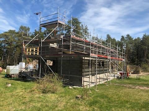 Villaprojektet i Ängmans pågår för fullt. Snart är taket oxå på plats 1